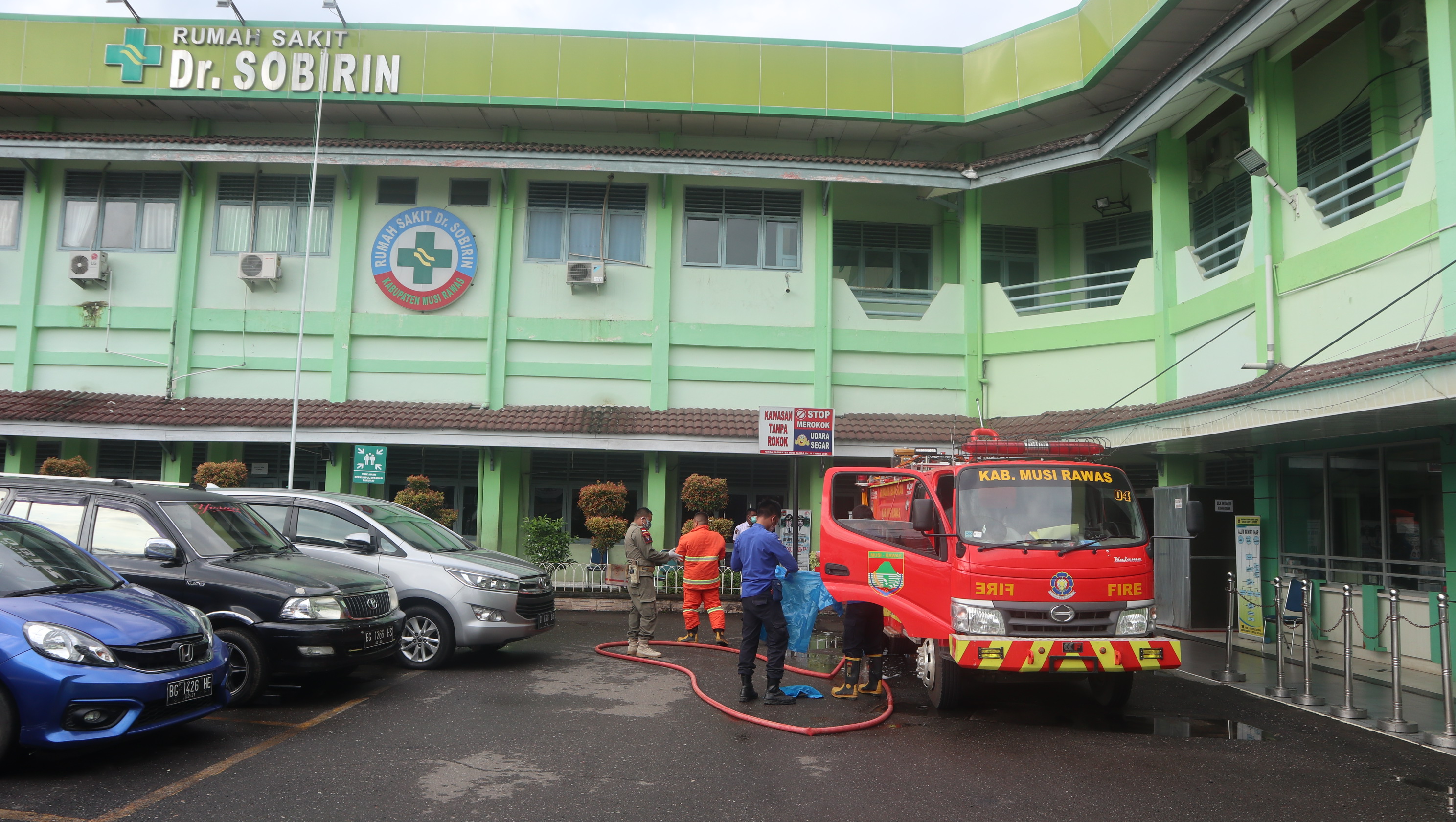 Penyemprotan Disinfektan. Di Area Rumah Sakit Dr. Sobirin Kabupaten Musi Rawas oleh Petugas dari Dinas Pemadam Kebakaran dan Satuan Polisi Pamong Praja Kabupaten Musi Rawas.